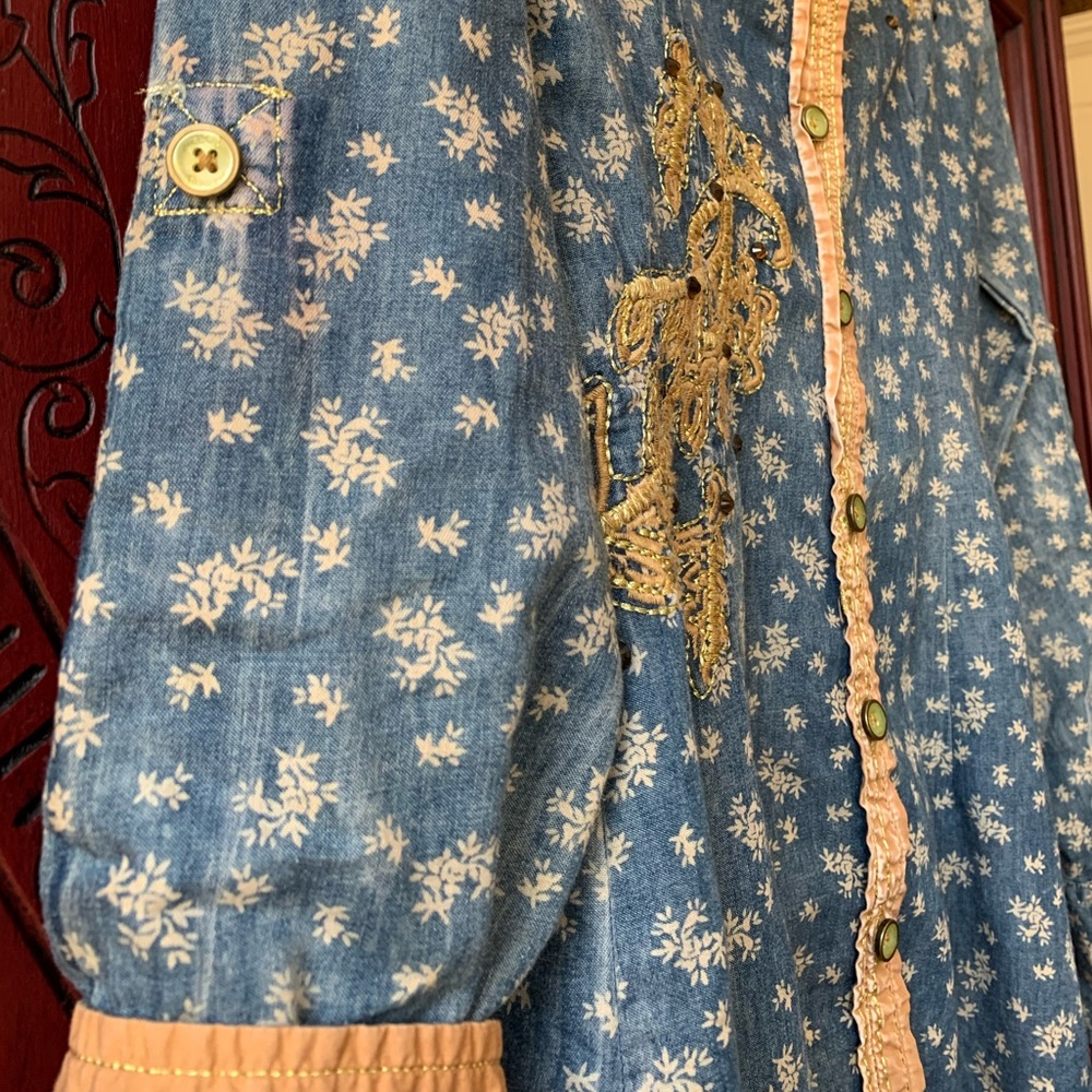 ROAR- gorgeous bedazzled & metallic button up!! - Picture 7 of 8